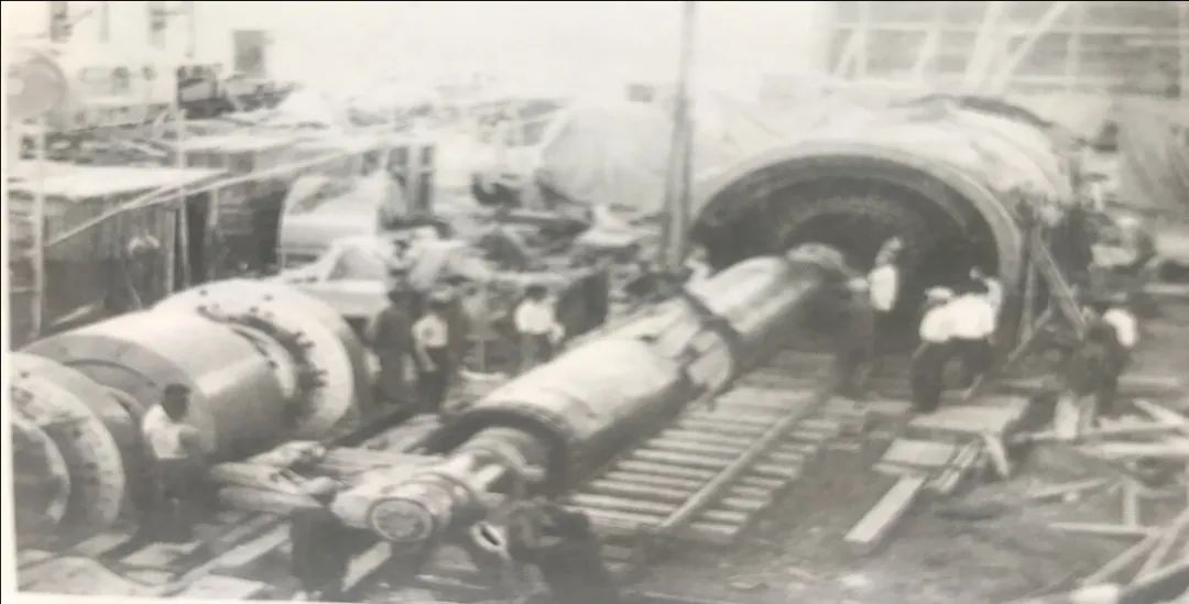 图为1959年,我国第一台冲击发电机运抵工地。.jpg 图为1959年,我国第一台冲击发电机运抵工地。.jpg